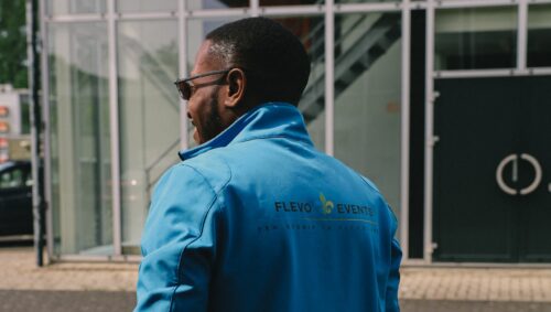 beveiligeren buiten met de rug gekeerd