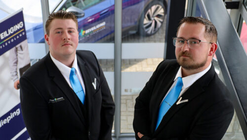 twee beveiligers in uniform