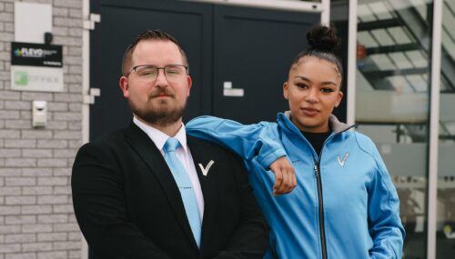 twee beveiligers poseren